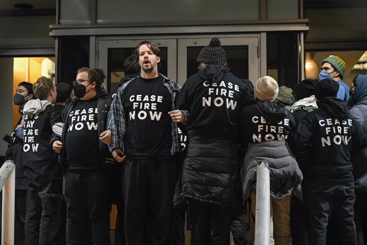 Judeus americanos protestam por cessar-fogo em Gaza, em frente ao Comitê Nacional do Partido Democrata em Washington DC, em 15 de novembro de 2023 [Celal Günes/Agência Anadolu]
